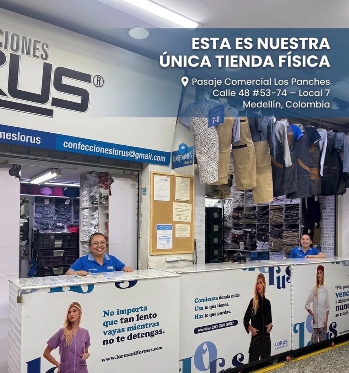 Interior de la tienda LRUS Uniformes: mostrador, uniformes colgados y dos asesoras atendiendo